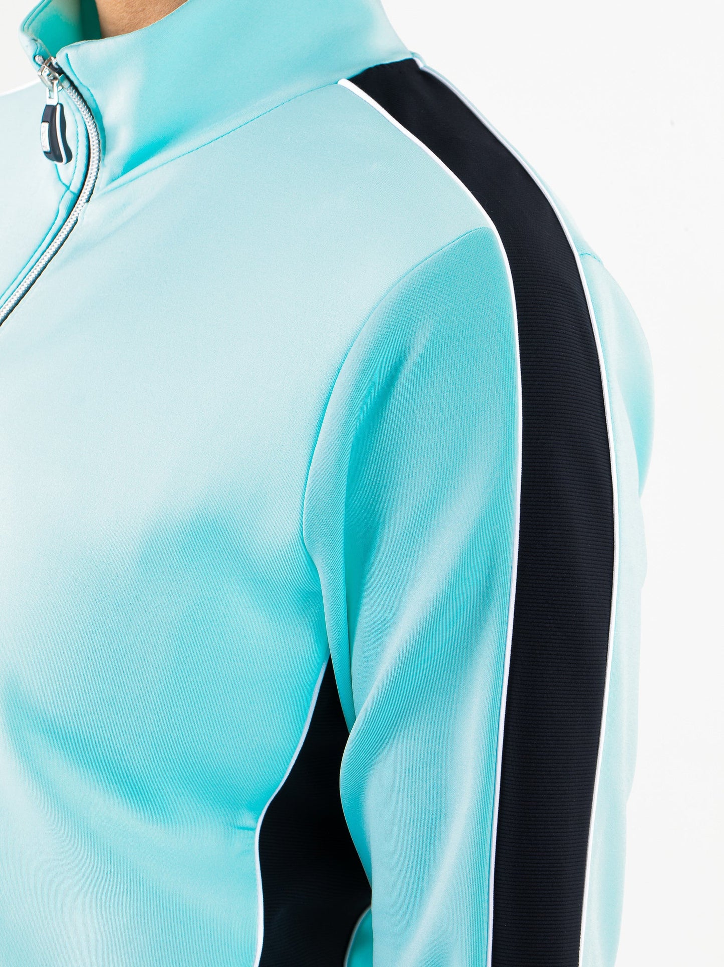 Francoise-LadyHoodedjacket-N067-5-Detail_f7233f85-c89f-4794-be5a-31667cb4780b.jpg