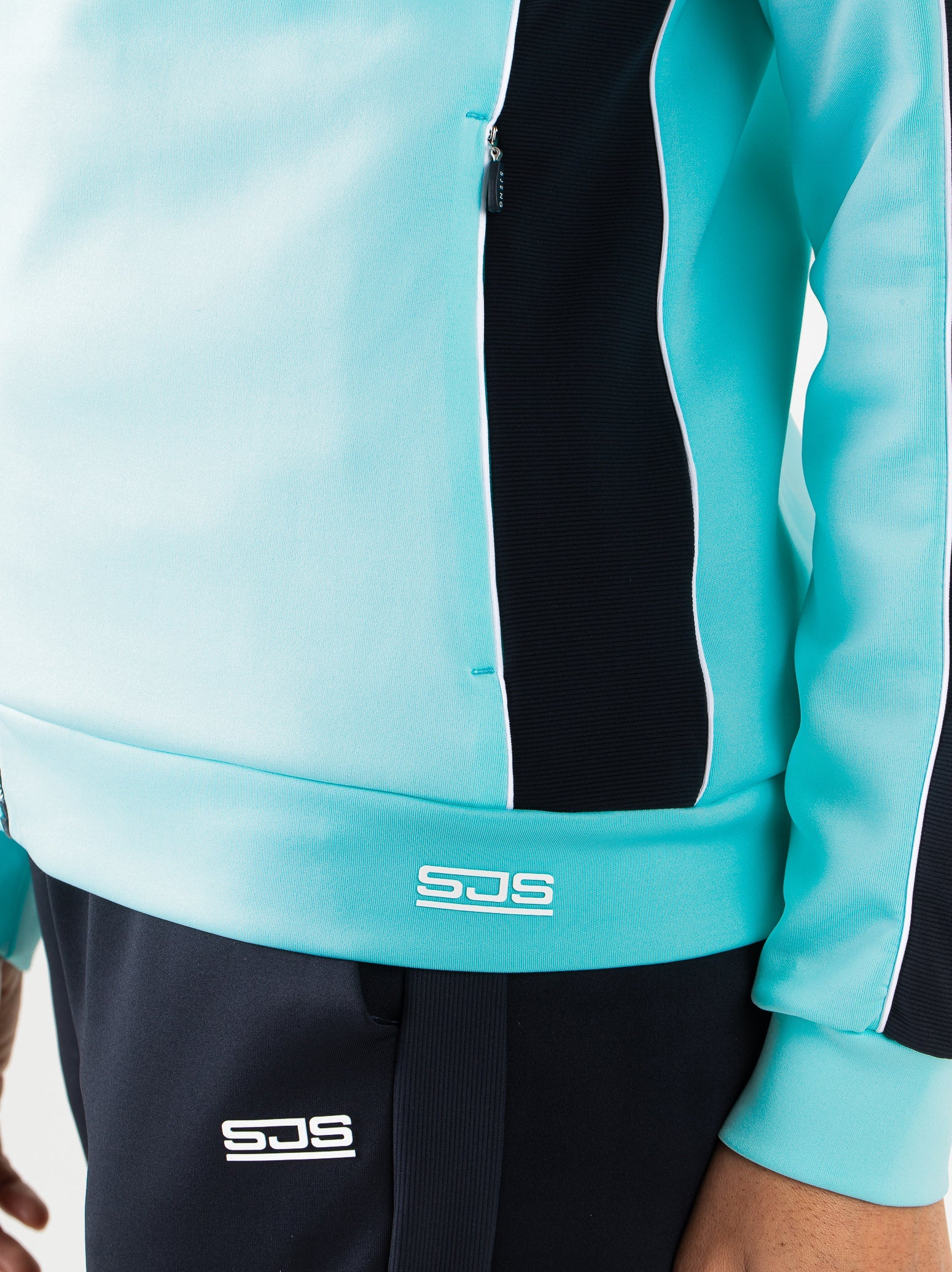 Francoise-LadyHoodedjacket-N067-6-Detail_466d204c-f5bc-4b62-bfc1-a20af53d6be6.jpg