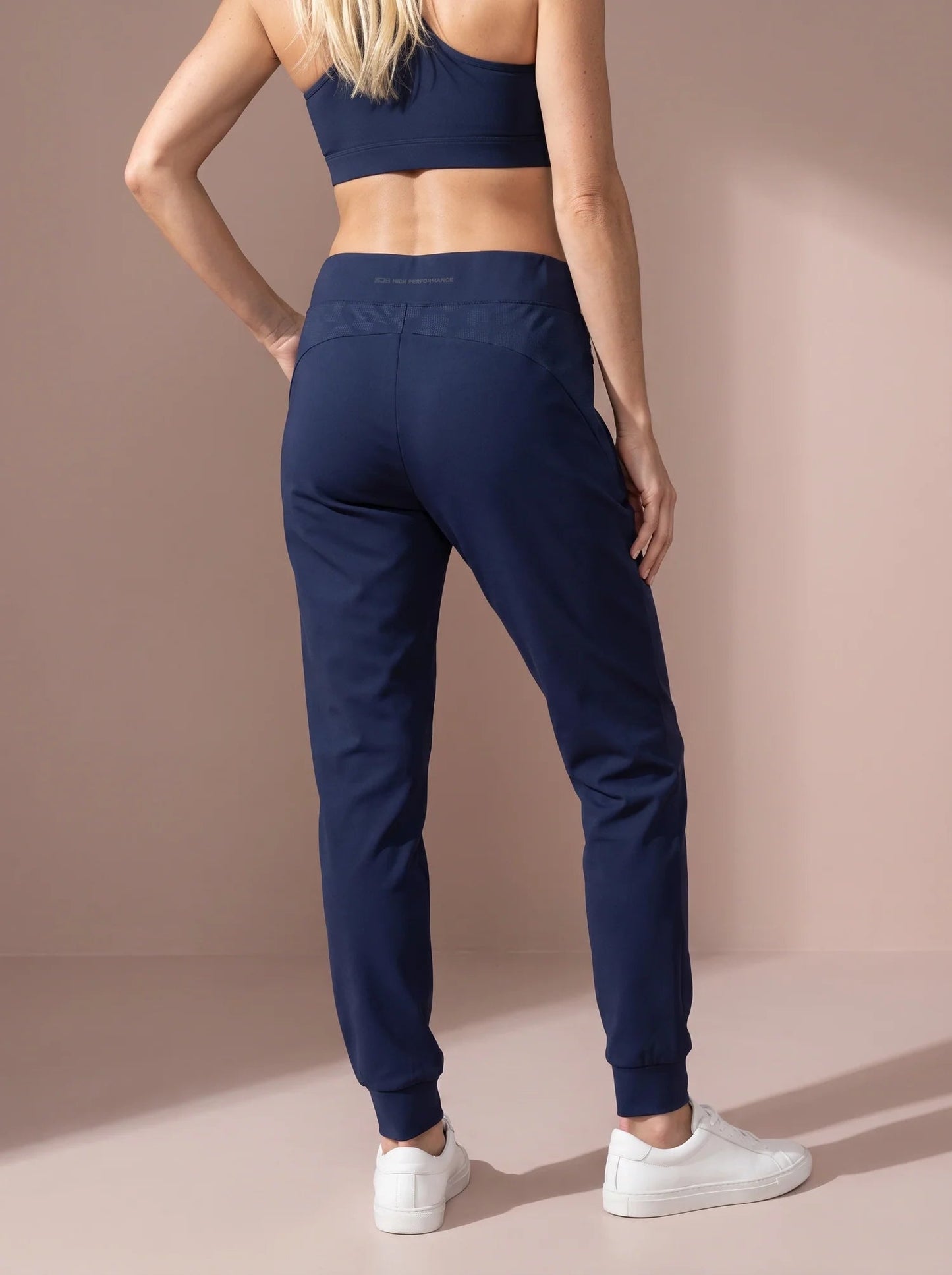 Veerle-Blue_nox-2.webp